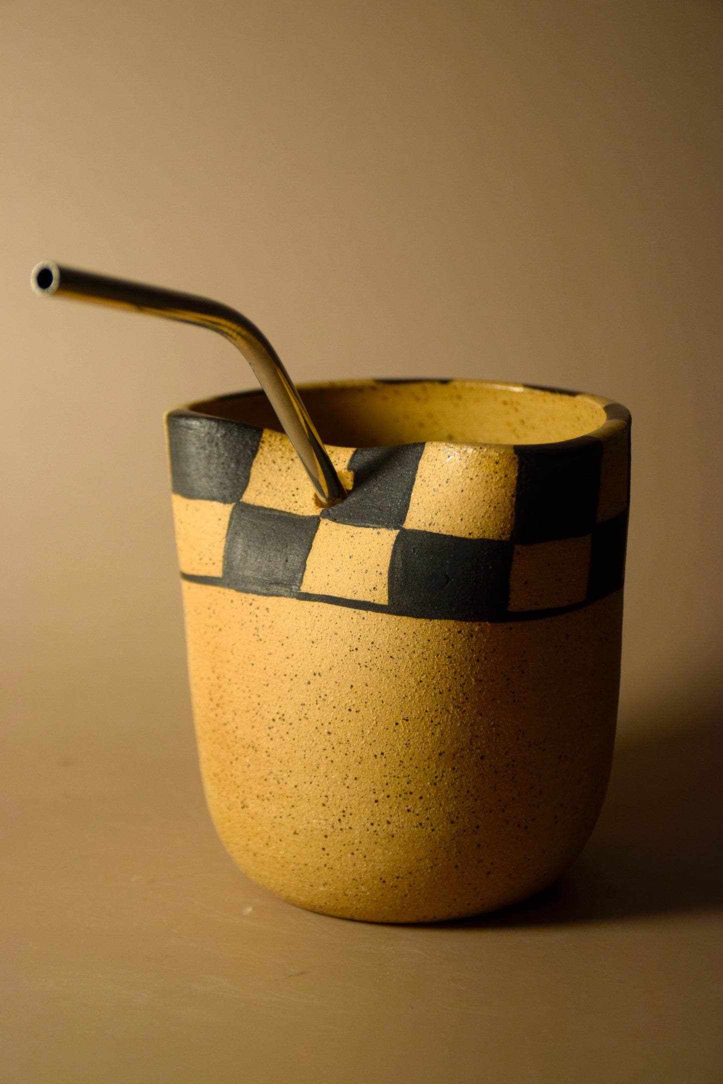 checkered rim straw cup