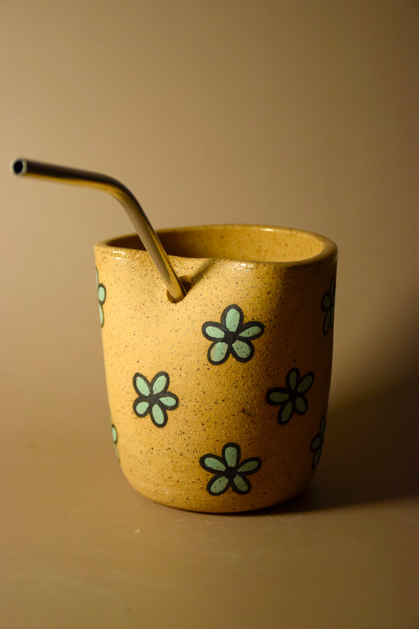 green daisy straw cup